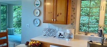 Near Downtown Langley, Shops & Restaurants! Cozy Cottage & Pet Friendly!