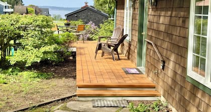 Near Downtown Langley, Shops & Restaurants! Cozy Cottage & Pet Friendly!