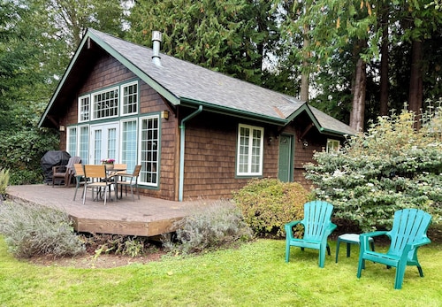 Near Downtown Langley, Shops & Restaurants!  Cozy Cottage & Pet Friendly!