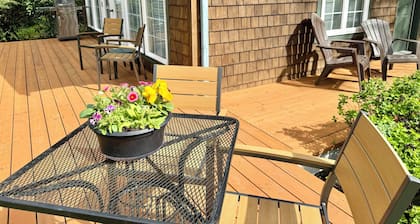 Near Downtown Langley, Shops & Restaurants! Cozy Cottage & Pet Friendly!
