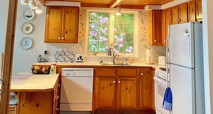 Near Downtown Langley, Shops & Restaurants! Cozy Cottage & Pet Friendly!