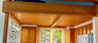 Near Downtown Langley, Shops & Restaurants! Cozy Cottage & Pet Friendly!