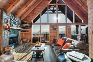 Smart-TV, Kamin, DVD-Player, Bücher