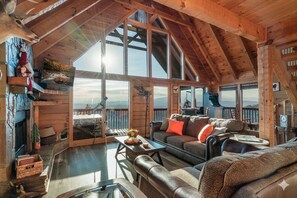 Smart-tv, een open haard, een dvd-speler en boeken