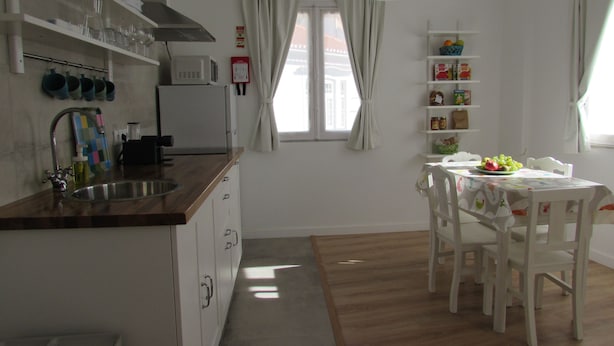 Kaffetrakter/tekoker, kjøleskap, mikrobølgeovn og kokeplater