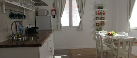 Réfrigérateur, micro-ondes, plaque de cuisson, cafetière/bouilloire