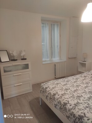 2 chambres, fer et planche Ă repasser