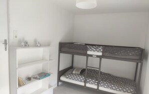 2 chambres, fer et planche à repasser
