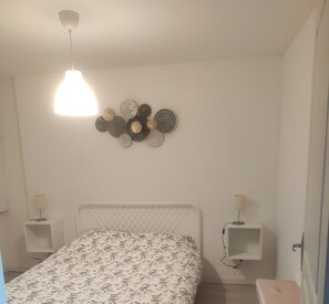 2 chambres, fer et planche à repasser