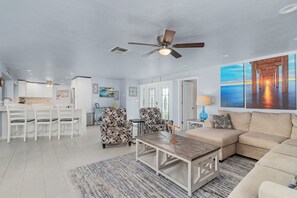 Smart TV - Stunning Remodel, HEATED POOL, Brand New Furnishings, Full Canal Sunset View (Cape Coral)