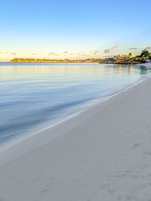 Playa en los alrededores, camastros y toallas de playa 