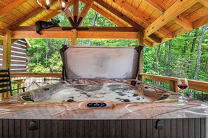 Outdoor spa tub - Free Tickets | Wood Burning Fireplace, Hot Tub, WIFI, Pool Table, Sleeps 7 (Gatlinburg)