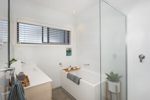 Bathtub, hair dryer, towels, soap - Seascape Kiama: Ocean Views, Family Fun & Pet-Friendly Perfection! (Kiama)