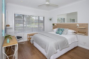 4 slaapkamers, een bureau, een strijkplank/strijkijzer, wifi