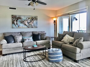 Een flatscreentelevisie, een open haard, een dvd-speler en boeken