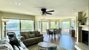Flat-screen TV, fireplace, DVD player, books - Breathtaking views of Lake Hamilton  (Hot Springs)