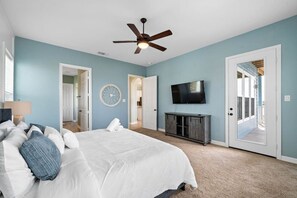 4 makuuhuonetta, työpöytä, silitysrauta/-lauta, vauvan matkasänky