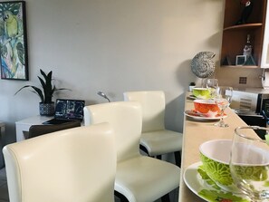 Kylskåp, mikrovågsugn, ugn och spishäll