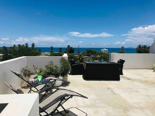 Sea Beach Village - Luxury King Bed Penthouse - Walk to Beach & Downtown