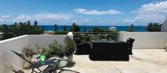 Sea Beach Village - Luxury King Bed Penthouse - Walk to Beach & Downtown