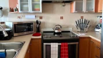 Refrigerador, microondas, horno y parrilla de estufa