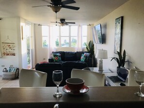 智能电视、书、智能音箱、音乐库