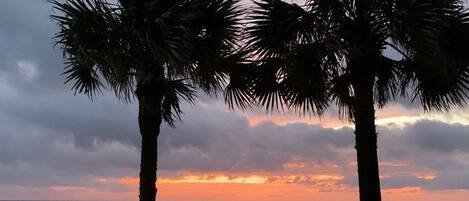 Na praia, espreguiçadeiras, toalhas de praia