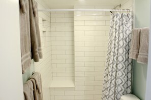 Douche, sèche-cheveux, serviettes fournies, savon