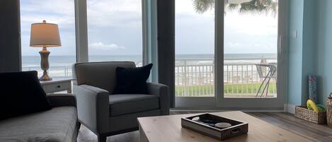 Smart-tv, dvd-afspiller, bordfodbold, bøger