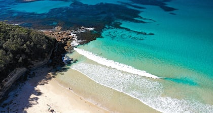 The Aegean - Beautiful spacious home a stones throw to the Beach