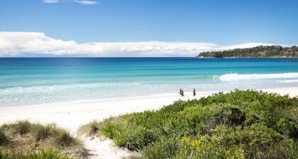 The Aegean - Beautiful spacious home a stones throw to the Beach