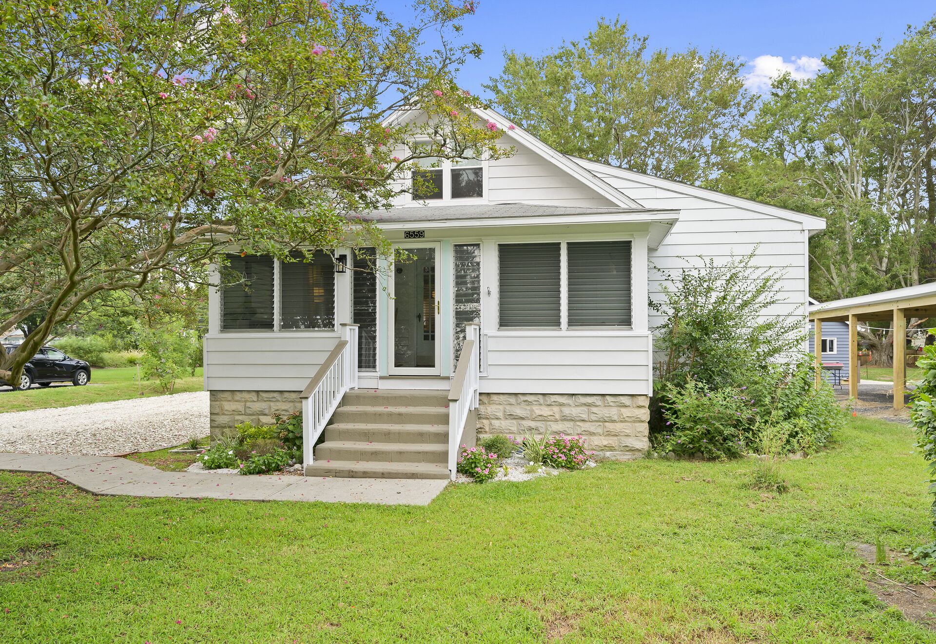 Crepe Myrtle Cottage - Nothing but Southern Charm and Hospitality.
