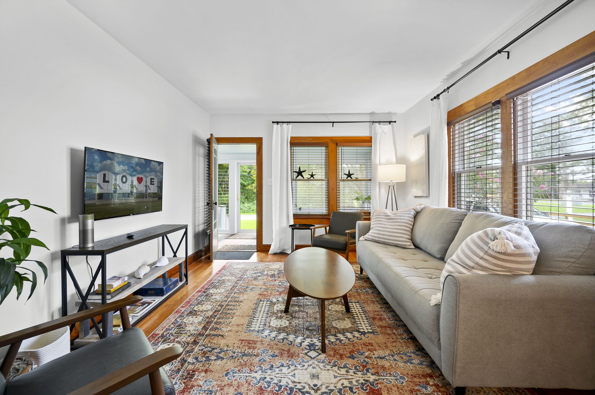 Crepe Myrtle Cottage - Nothing but Southern Charm and Hospitality.