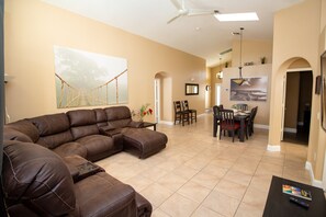 TV, lettore DVD, tavolo da calcetto, libri