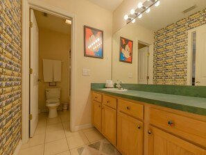 Combined shower/bathtub, towels