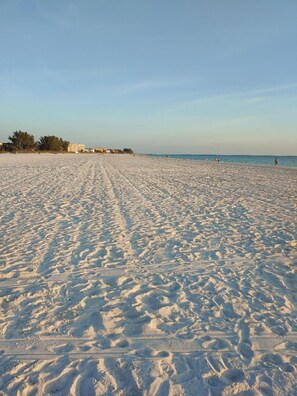 Beach nearby, sun-loungers, beach towels