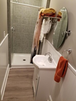 Ensemble douche/baignoire, serviettes fournies, savon, papier toilette