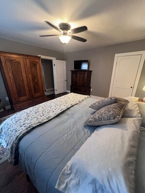 3 bedrooms, travel cot, free WiFi, bed sheets