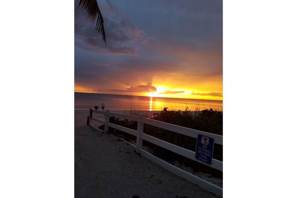 Beautifully furnished 3rd floor corner condo W/ view! 