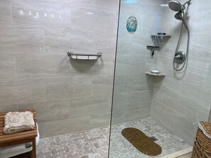 Tina con regadera, toallas, papel de baño 