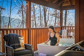 Outdoor spa tub