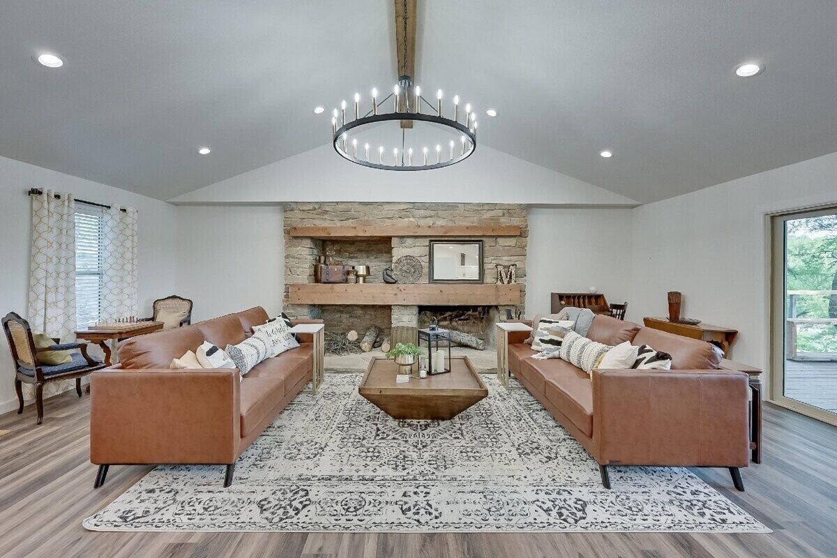 Lakefront, Private Dock, Spectacular Views, Spacious, Modern , 2 Large Decks, Firepit, Gameroom!