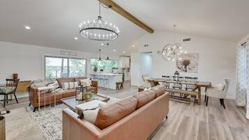 Een smart-tv, een open haard, een stereo en een kantoor