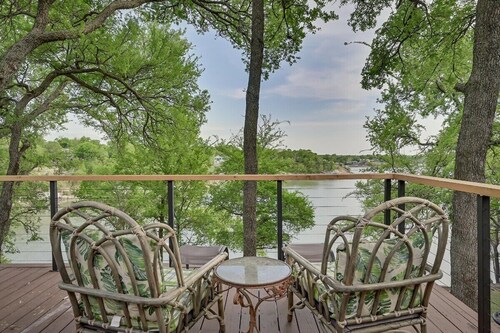 Lakefront, Private Dock, Spectacular Views, Spacious, Modern , 2 Large Decks, Firepit, Gameroom!