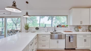 Een koelkast, een magnetron, een oven, een kookplaat