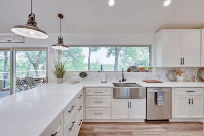 Lakefront, Private Dock, Spectacular Views, Spacious, Modern , 2 Large Decks, Firepit, Gameroom!