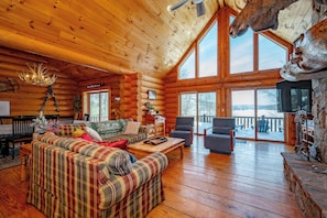 Smart TV, fireplace, DVD player - Rustic Dog Friendly Cabin w/ Hot Tub & Lake Fun (Swanton)