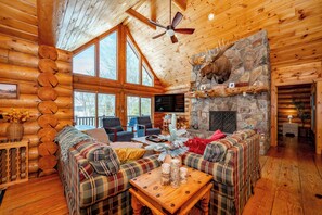 Smart TV, fireplace, DVD player - Rustic Dog Friendly Cabin w/ Hot Tub & Lake Fun (Swanton)