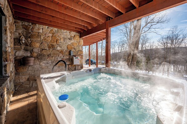 Outdoor spa tub