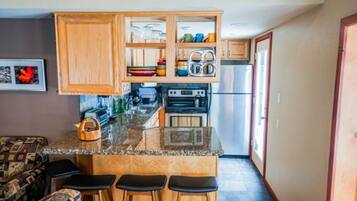 Kylskåp, mikrovågsugn, ugn och spishäll